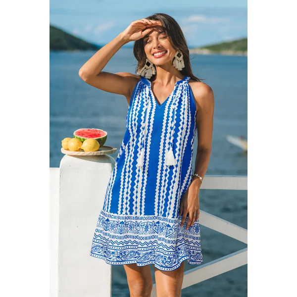 Robe courte géométrique à l’esprit escapade