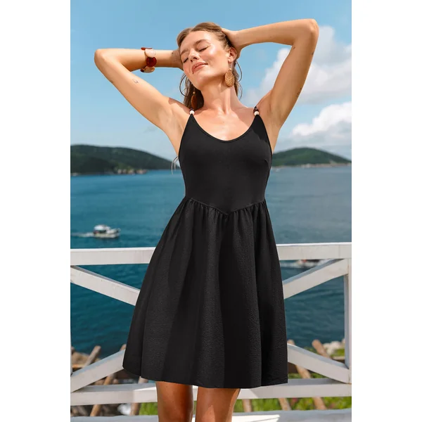 Robe courte noire col scoop
