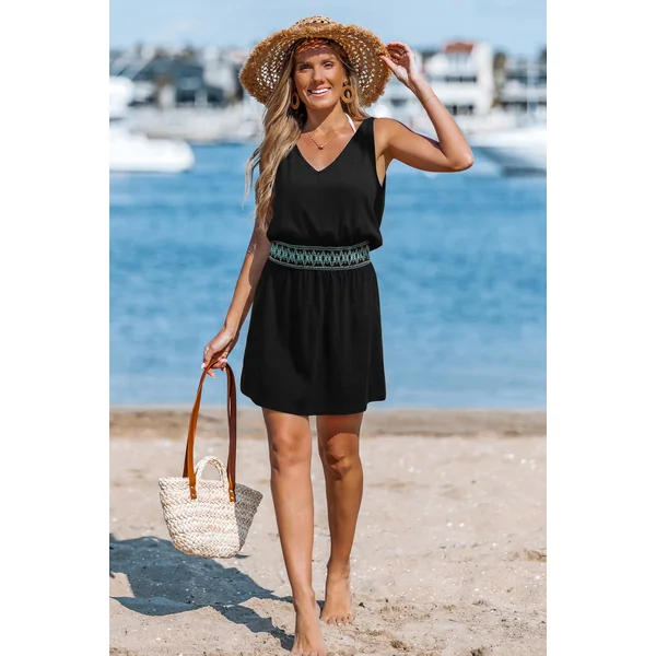 Robe courte noire col V tissée sans manches