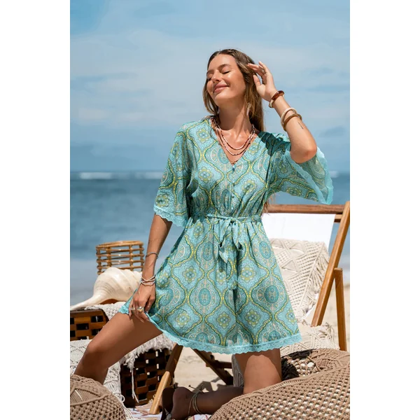 Robe courte ornée au style intuitif