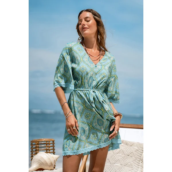 Robe courte ornée au style intuitif