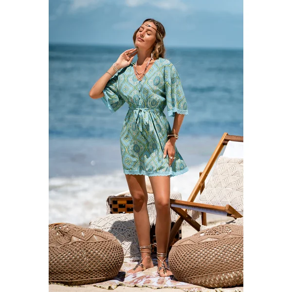 Robe courte ornée au style intuitif