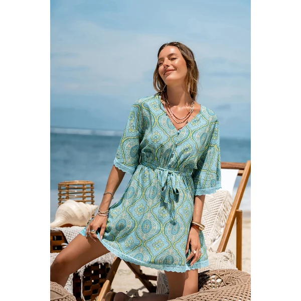 Robe courte ornée au style intuitif