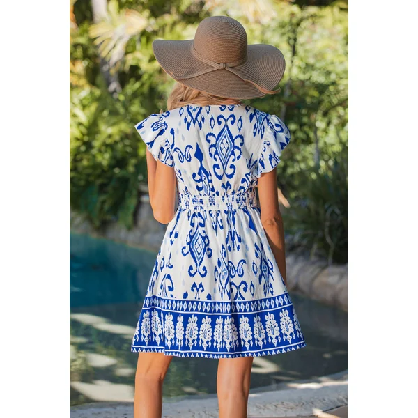 Robe courte ornée col surplis
