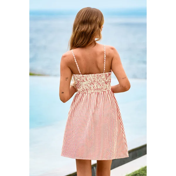 Robe courte rayée style dynamique