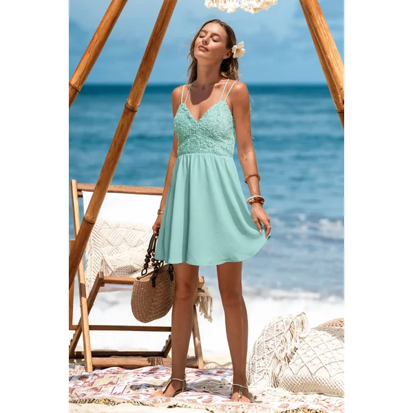 Robe courte verte à la fraîcheur éclatante