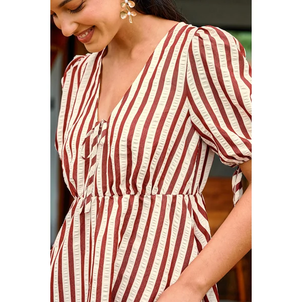 Robe courte à rayures col V manches bouffantes