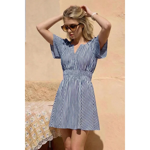 Robe courte à rayures taille smockée col cranté