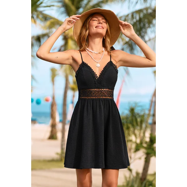 Robe de plage courte noire garniture en dentelle