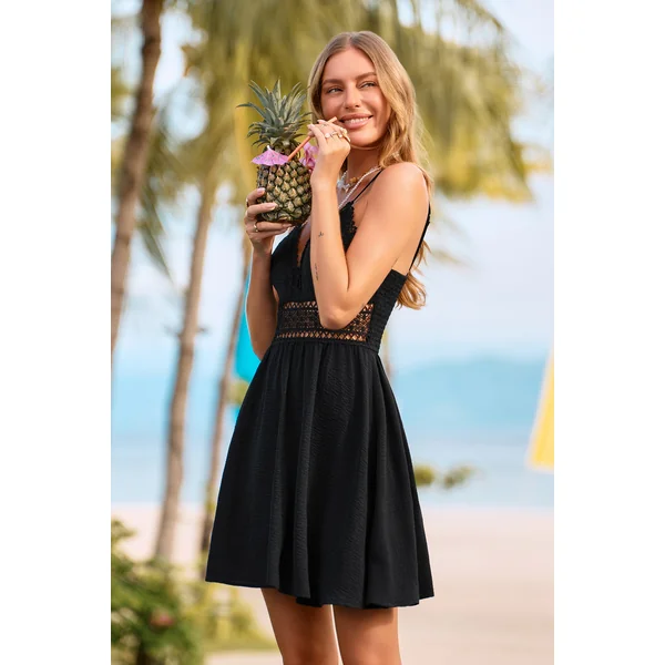 Robe de plage courte noire garniture en dentelle
