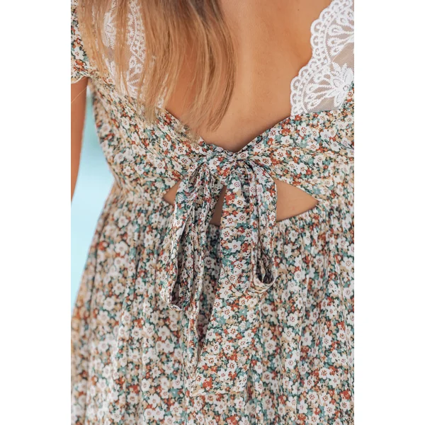 Robe florale manches courtes à volants col V