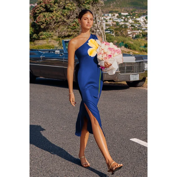 Robe longue asymétrique sans manches
