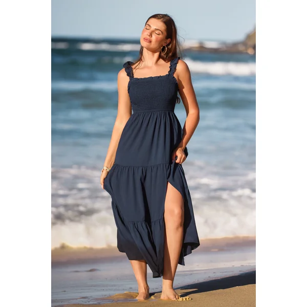 Robe longue bleue smockée sans manches