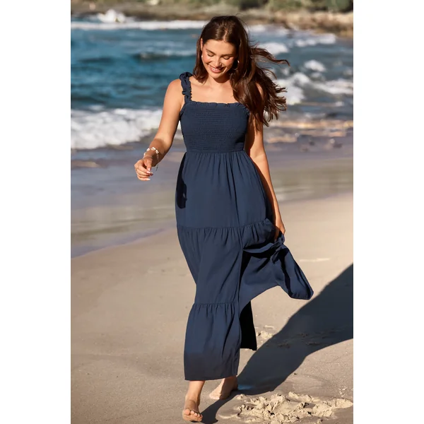 Robe longue bleue smockée sans manches