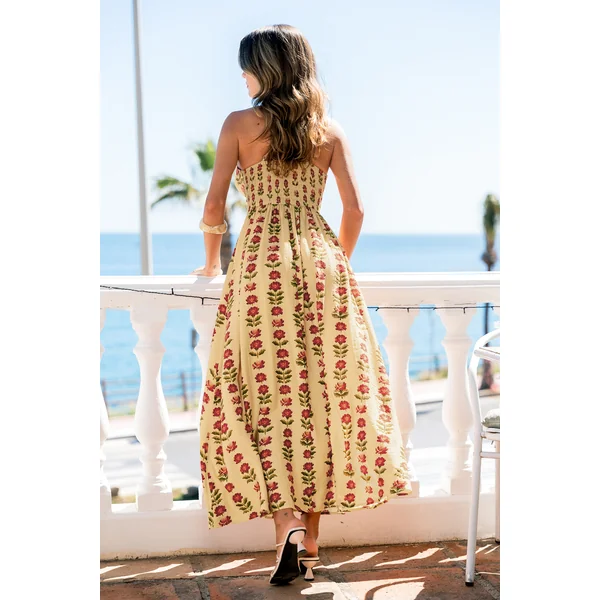 Robe longue fleurie à l’allure romantique
