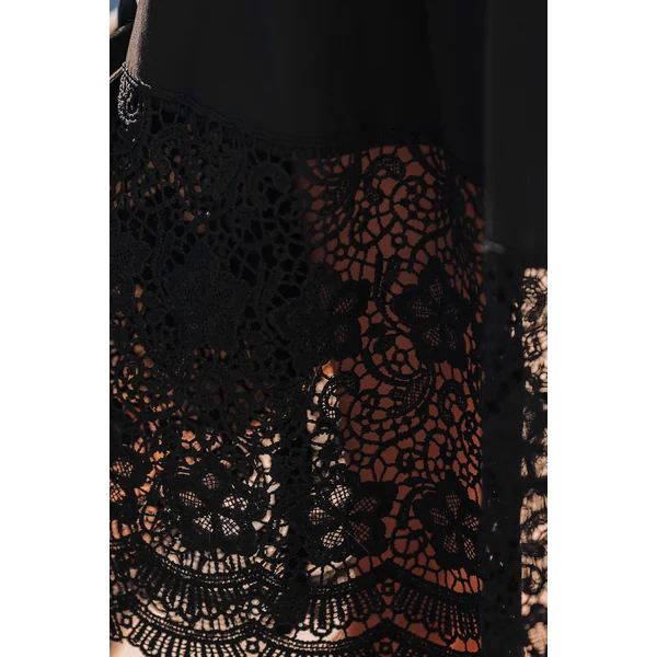 Robe longue noire ourlet en dentelle