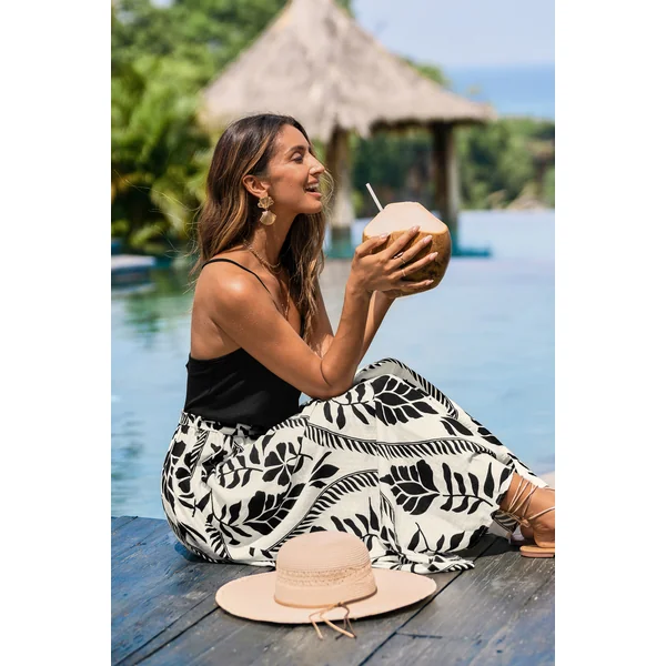 Robe longue noire tropicale sans manches