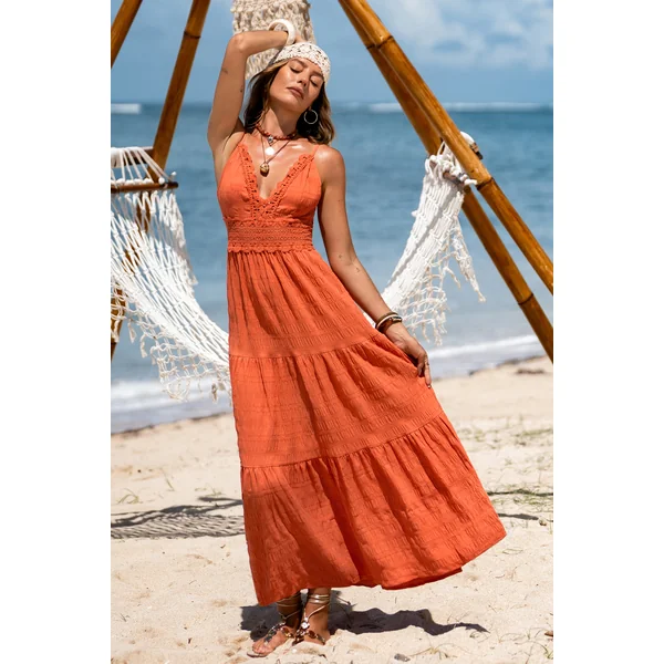 Robe longue orange au glamour estival