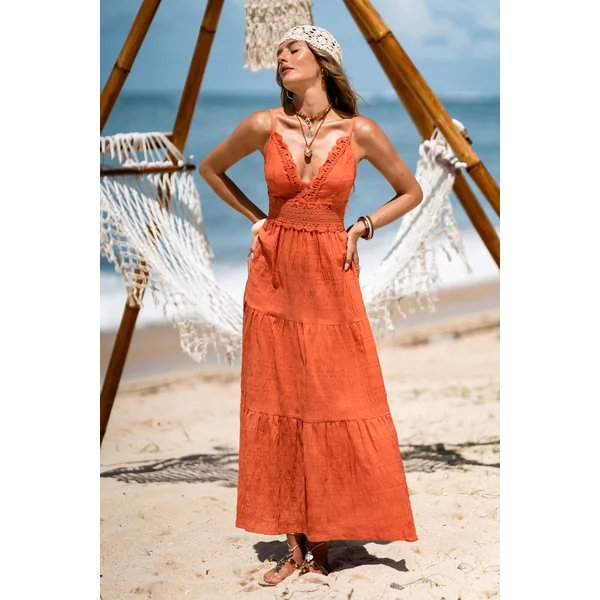 Robe longue orange au glamour estival