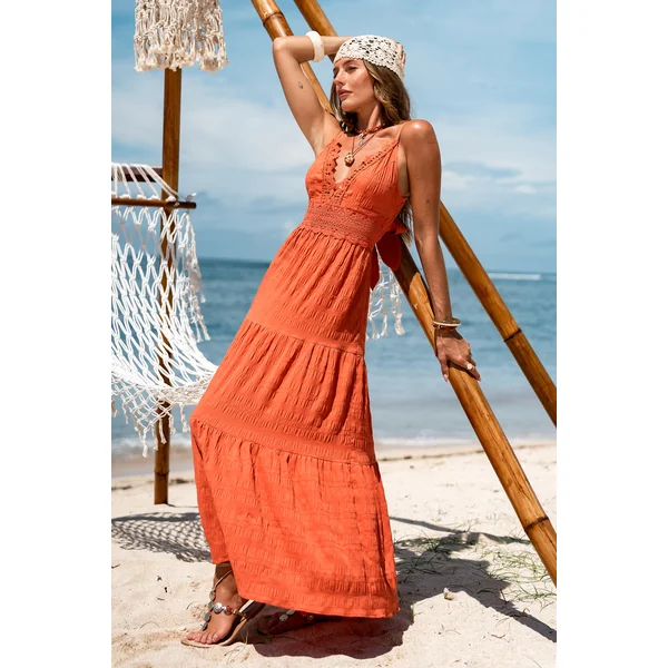 Robe longue orange au glamour estival