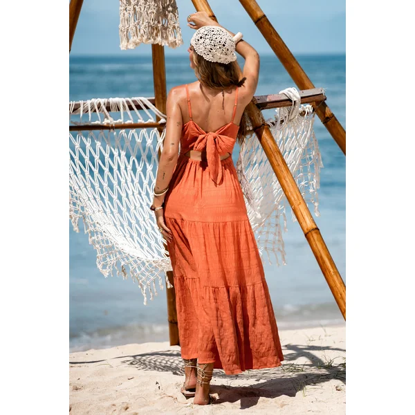 Robe longue orange au glamour estival