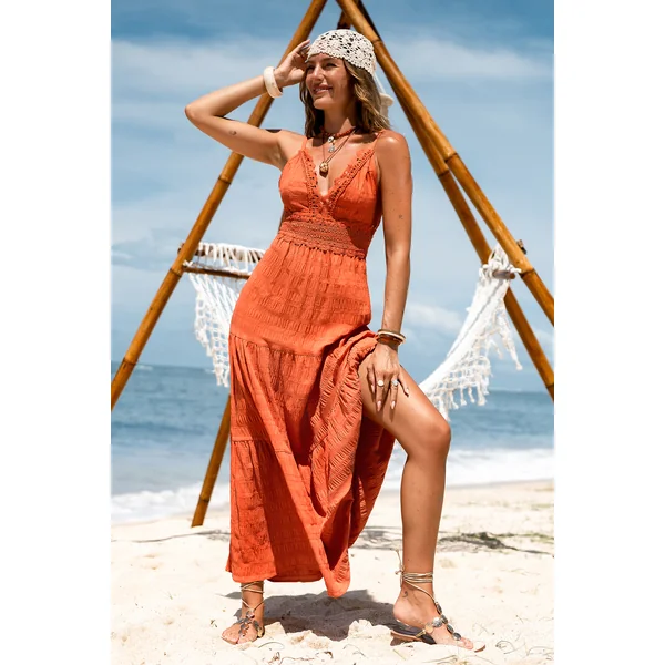 Robe longue orange au glamour estival