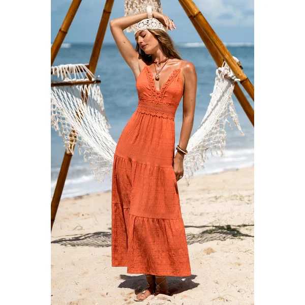Robe longue orange au glamour estival