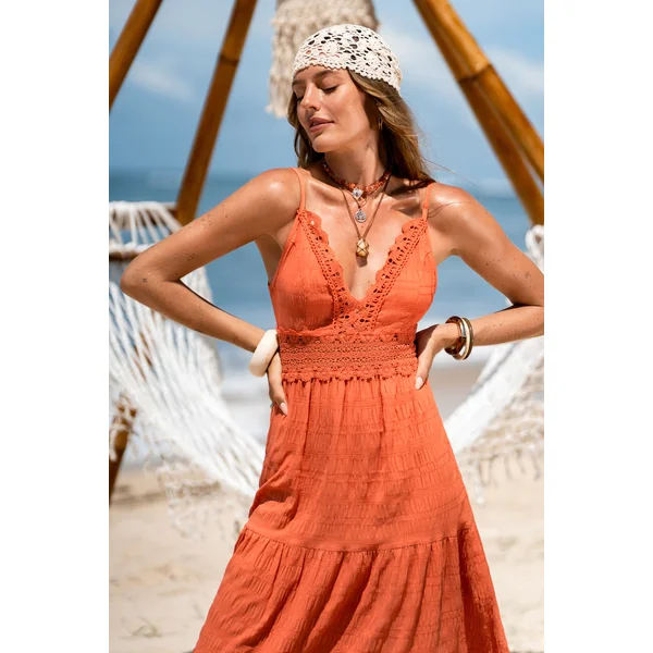 Robe longue orange au glamour estival