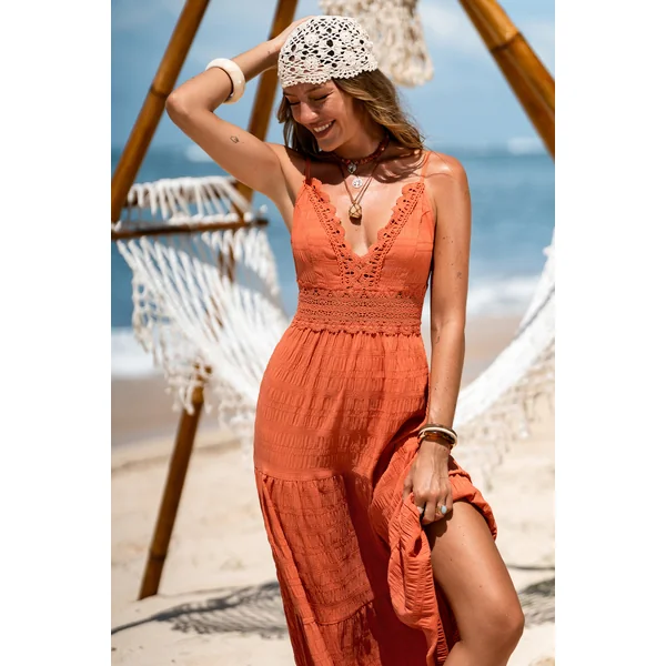 Robe longue orange au glamour estival