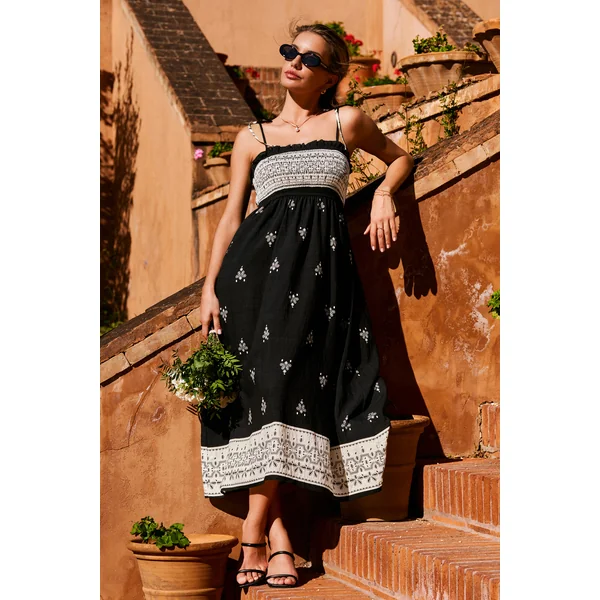 Robe longue ornée au style raffiné