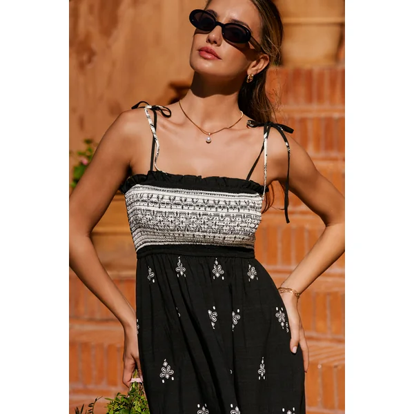 Robe longue ornée au style raffiné