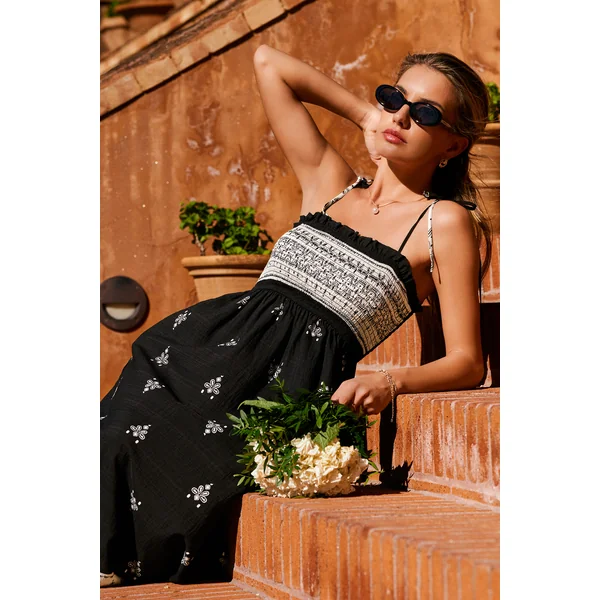 Robe longue ornée au style raffiné