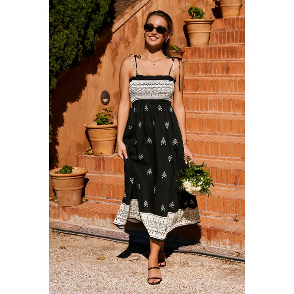 Robe longue ornée au style raffiné