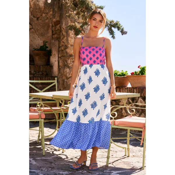 Robe longue ornée élégance discrète