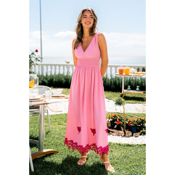 Robe longue rose à l’allure romantique