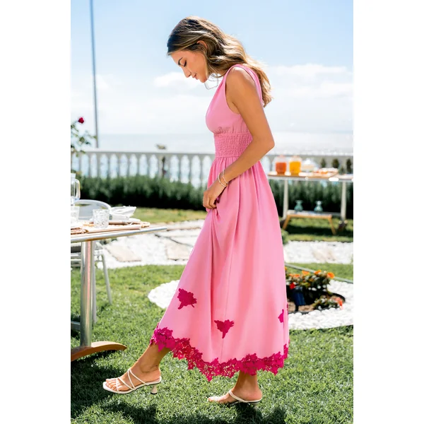 Robe longue rose à l’allure romantique