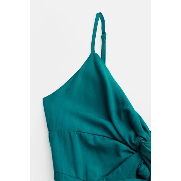 Robe maxi torsadée sur le devant avec trou de serrure