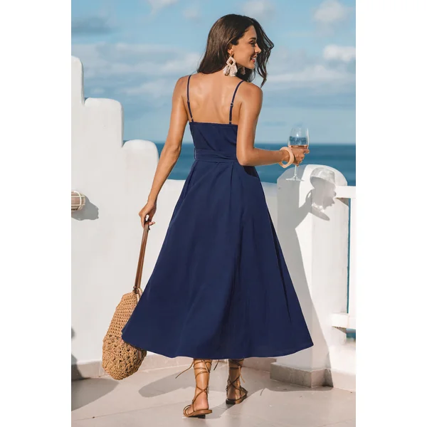 Robe midi bleue au style moderne et fluide