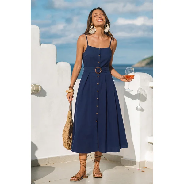 Robe midi bleue au style moderne et fluide