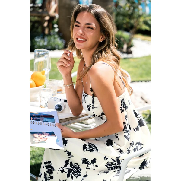 Robe midi fleurie à l’esprit délicat