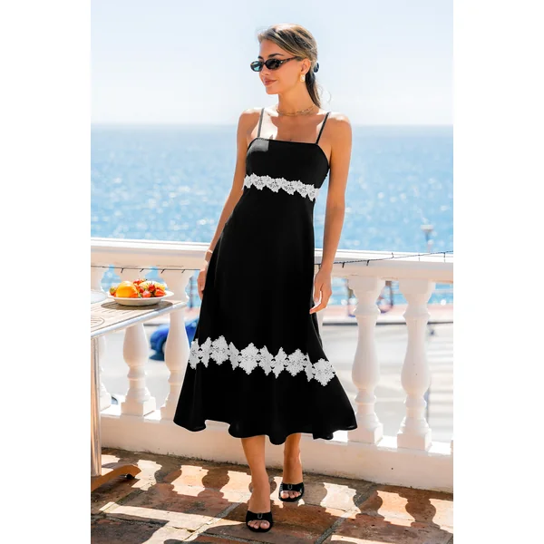 Robe midi noire à l’élégance formelle