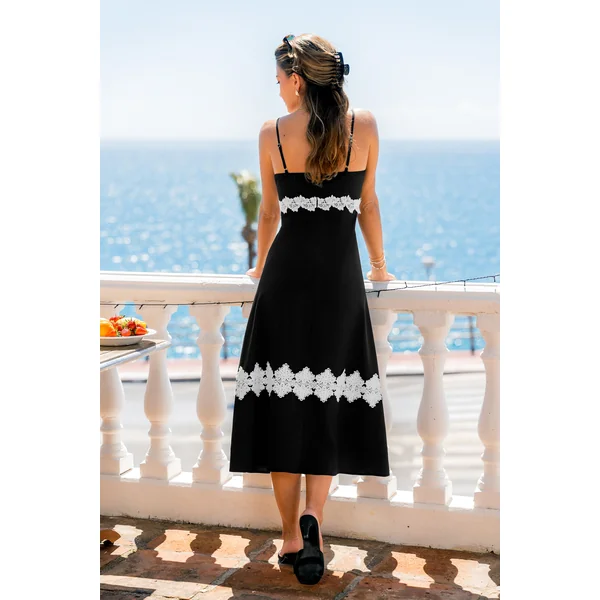 Robe midi noire à l’élégance formelle