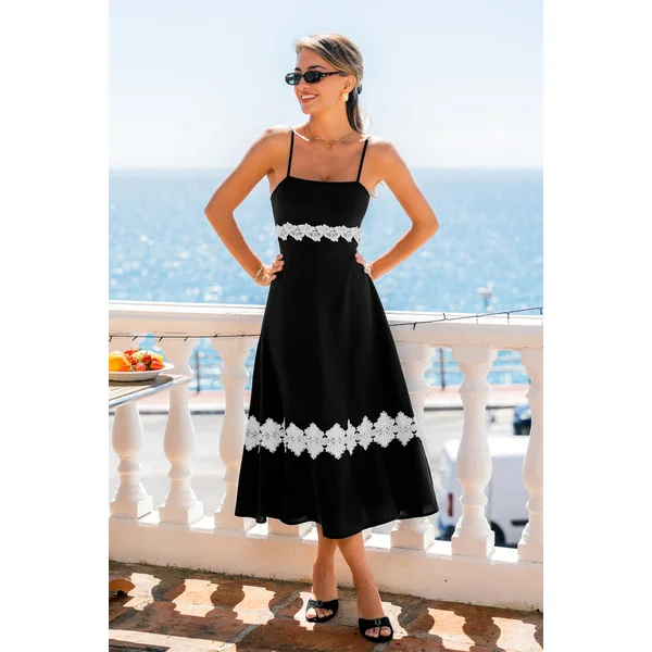 Robe midi noire à l’élégance formelle