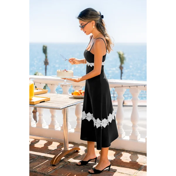 Robe midi noire à l’élégance formelle