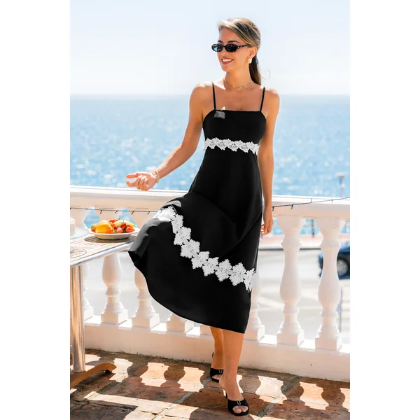Robe midi noire à l’élégance formelle