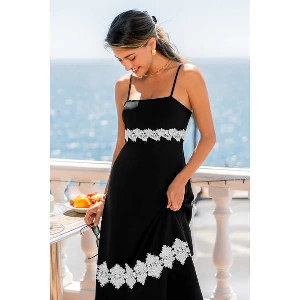 Robe midi noire à l’élégance formelle