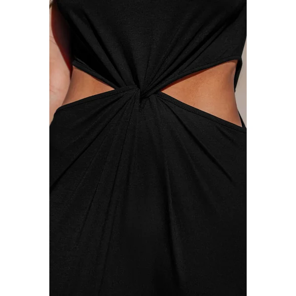 Robe noire avec col rond