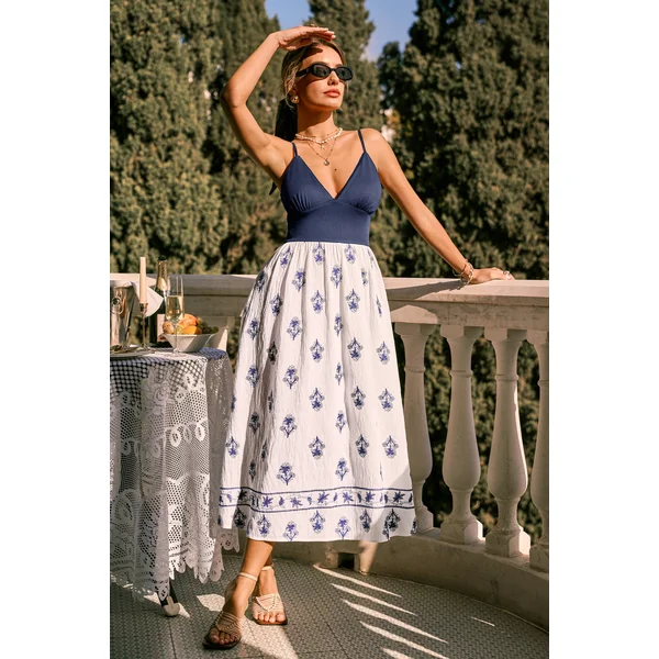 Robe ornée bleue sans manches