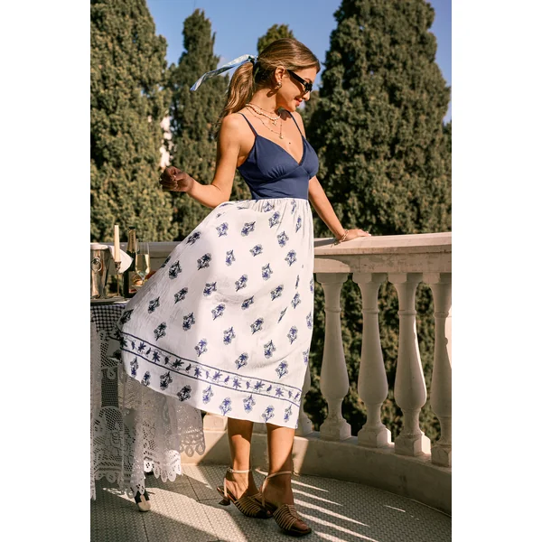 Robe ornée bleue sans manches