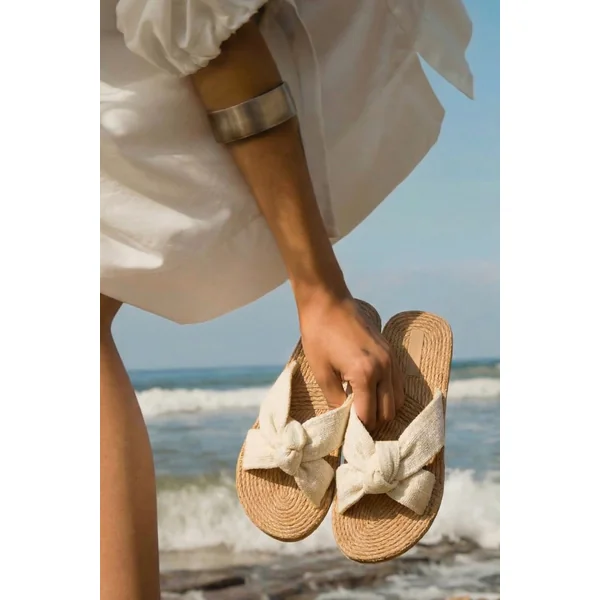 Sandales à brides nouées